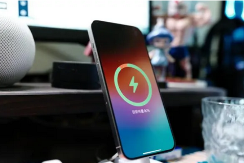 泾川苹果15换屏服务分享用什么充电器给iPhone15充电更好 